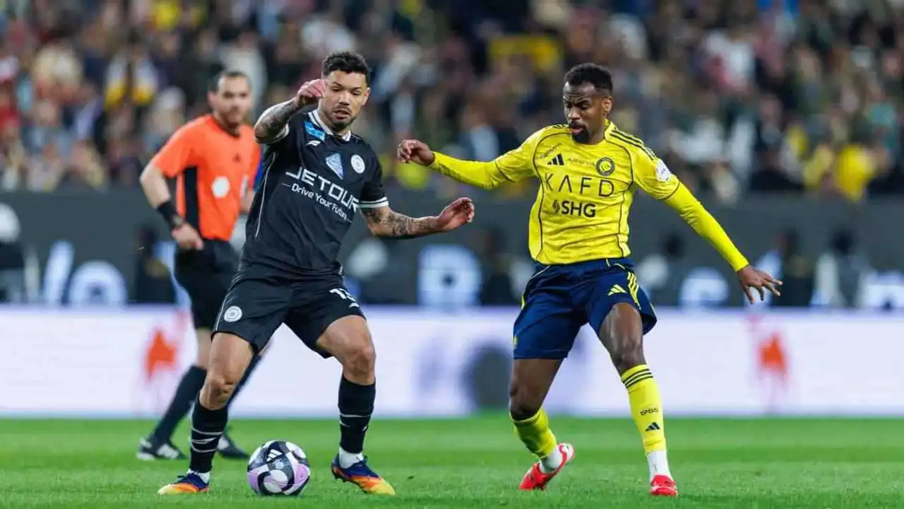 حسم الجدل.. خبير تحكيمي يفصل واقعة طرد لاعب الشباب أمام النصر